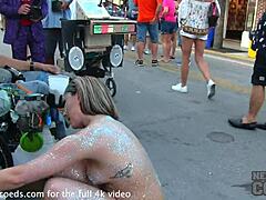 Chicas en bikini en el caos de Key West