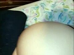 Masturbándose una MILF latina con su hijo