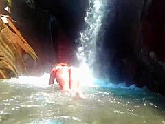 Zorrita caliente en el r�o ansiosa de sexo duro