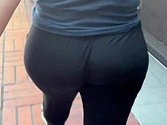 Chica con gran culo en leggings