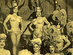 Vintage showgirls tonen hun natuurlijke troeven