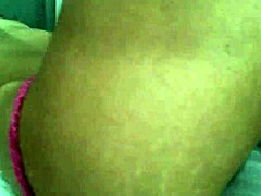 Nuori laiha amatööri tyttöystävä tutkii ainutlaatuista kylpyhuonefetišiään webkameralla rennosti.