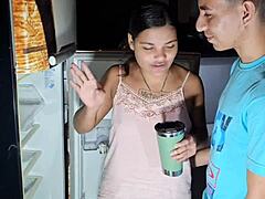 Ήρθες αργά να αγοράσεις το ψυγείο και κατέληξες να γαμάς την πισινή μου αντίθετα;