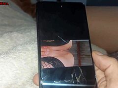 Épouse suggestive avoue l'infidélité au lit pendant que son mari découvre ses photos nues envoyées au patron