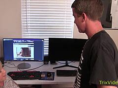 Miksi sait minut kiinni äitipuolen kanssa toimistolla? Eikö tämä tabublowjob ole liian riskialtista meille?