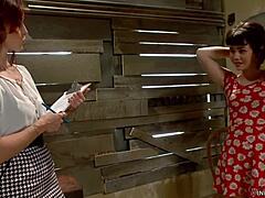 Rödlockig lesbisk anal-knullar asiatisk tonåring