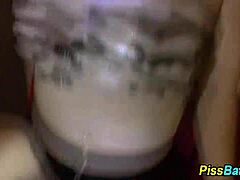 変な金髪娘がワイルドグループオーギーでゴールデンシャワーにハマり、フェラしながらおしっこを飲むHD