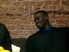 ビッグティッツのレズビアンが剃毛マンコをキスと舐め回し、ヒール姿で