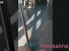 Di subway, milf latina Messalina tanpa celana dalam pamer memek basah dicukur ke orang asing yang foto
