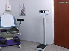 Sugestívne gynekologické vyšetrenie s pacientkou Maggie