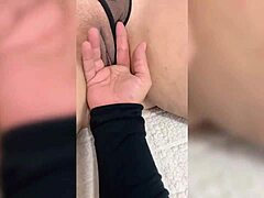 La matrigna sognava un cazzo grande in quel video casalingo mentre il suo perverso figliastro accarezzava casualmente la sua figa enorme bagnata.