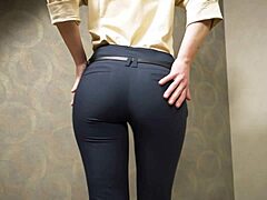 おい、あの完璧なアジアのお尻がタイトな作業ズボンでVPLで誘惑してる！ 😏🍑