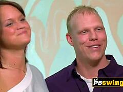 Ε-Εγώ είμαι η μεγάλοστήθη swinger γκόμενα δίνοντας πίπα σε άγνωστους σε αυτό το γεμάτο δωμάτιο