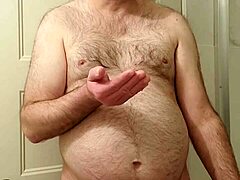 Эй, глянь на голого Мартина Лавалле, мастурбирующего, кончающего и поедающего свою сперму с шоколадом небрежно