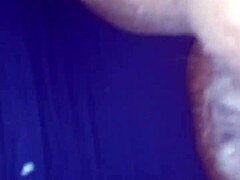 静かな夜に妻と深い絆を感じる激しい瞬間を共有