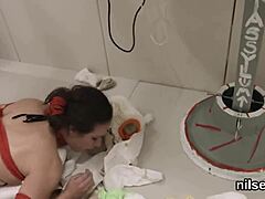 Garota safada leva tratamento anal extremo em BDSM com foda no cu e lambida!