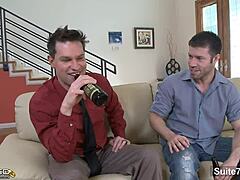 Lelaki berkahwin hisap dan tunggang kote gay di majlis perkahwinan?