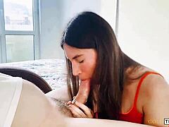 În ședința de fitness, tipul a ajutat-o pe prietena rusă țintind inelele ei de activitate prin gură, pizdă și cur în diverse poziții, terminând cu spermă în gură