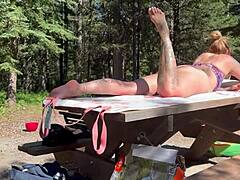 Jag kan inte sluta stirra på de där milf fötterna och arslet