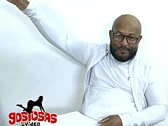 Jota hipnologo performs a specific hypnosis session with shaved subjects