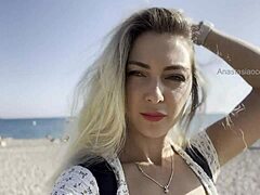 Je flash totalement mes seins sur cette plage publique, style downblouse... oups