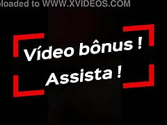 A vixen ebony com bunda massiva se banha em leite, clipe bônus segue