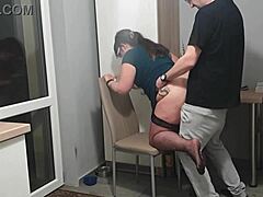 Oh man, dat homemade vluggertje in de keuken met de milf die pijpt en neukt was wild!