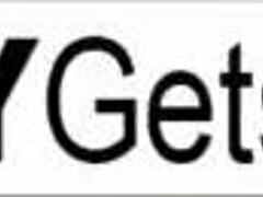 يشعر بالإثارة بينما تغوص امرأتان ناضجتان شقراوان في نشوة تحليلية عنصرية رباعية مكثفة