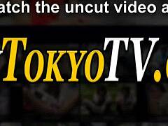 このアジアンティーン18+ベイブが公共で濡れたマンコをスカートめくりアップクローズでシゴく想像できる？