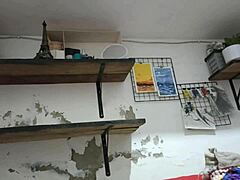 ¿Crees que puedo espiar a mi cuñada gordita en tanga con cámara oculta de teléfono?