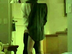 Yabancı gizli otel köşesinde teşhir yapıyor