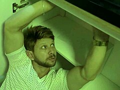 loira puta chama porteiro para chupar sua buceta