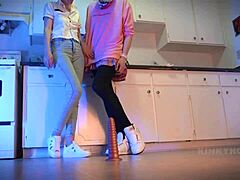 Подружка помогает бойфренду огромным дилдо в чейстити-игре