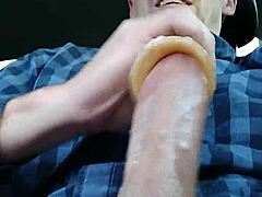 わー、このセックスマシンがミキサーみたいに精液を飛ばすなんてどれだけワイルド？