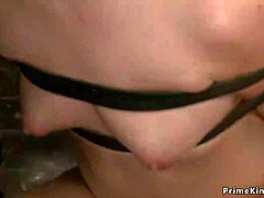 Dusím tu blond otrokyni tvrdě na veřejnosti jako její zrzavá paní