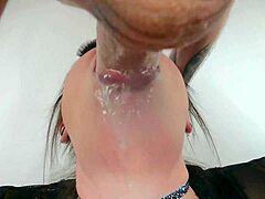 Goth milf mohón szopta azt a maszatos faszt, mélytorokozta rendetlenül, míg egy perverz spermázás creampie töltötte meg