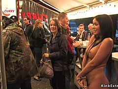 Hej, kolla denna bruna lesbiska spanking och piskning av het babe! 😈🔥