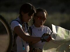 Hej, den skovcampingtur fik os så varme, slikker og cowgirl-sex ved bålet!