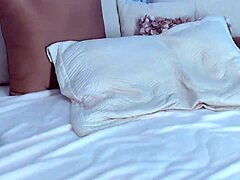 Garota universitária bonita 18+ explora suas áreas íntimas em sessão de webcam de perto