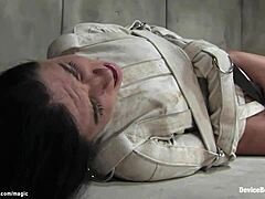 Связанная брюнетка-шлюха терпит грубые вибрации игрушек в фетиш-игре