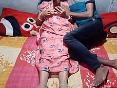 गाँव की बंगाली भाभी फोन सेक्स करती है।