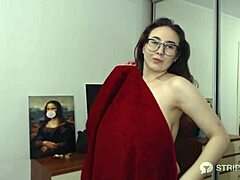 Tumma camgirl silmälasit öljyää jättitissejään yksin 💦😍