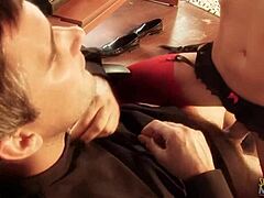 Брюнетка и блондинка MILF с проколотыми чулками соблазняют пастора на офисный минет и доггистайл в четвером