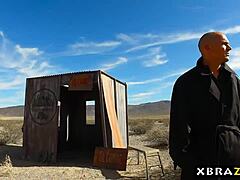 Nikki Benz csábít hatalmas cicikkel sivatagi análisra.