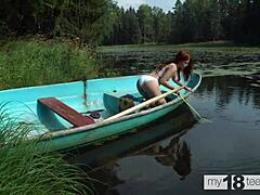 Söt 18+ tjej fångar dildo medan hon fiskar och knullar sig själv i båten på My18teen