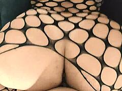 אני עם החברה הלטינית המעוגלת שלי המילף הזונה אחרי בירות, ואנחנו גומרים ביחד