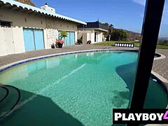 Blonde MILF Amanda Booth onthult petite 18+ lichaam in passionele poses.