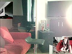 47-ročná blondínka zrelá žena pracuje doma. Domáce video z kamery tri