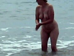 ¿Qué pasa cuando una ama de casa se desnuda en playa textil?