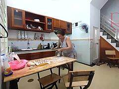 Regina Noir vaří ravioli nahá jako nudistická služka v hotelové kuchyni